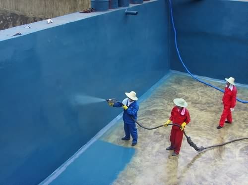 酸堿污水池防腐 施工需要定制聚脲噴涂機嗎?(圖1) 酸堿污水池防腐噴涂現場